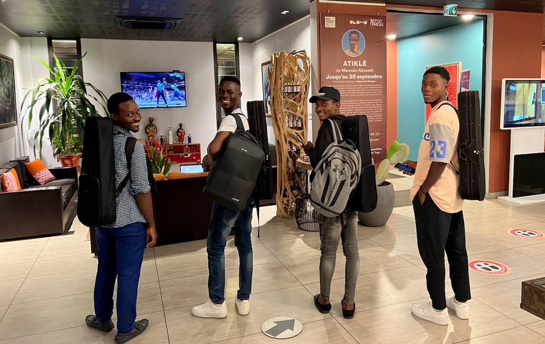 曹樹堃文化傳承基金會向矽谷生命河靈糧堂非洲短宣隊捐贈的4把小提琴，已順利送給非洲友人