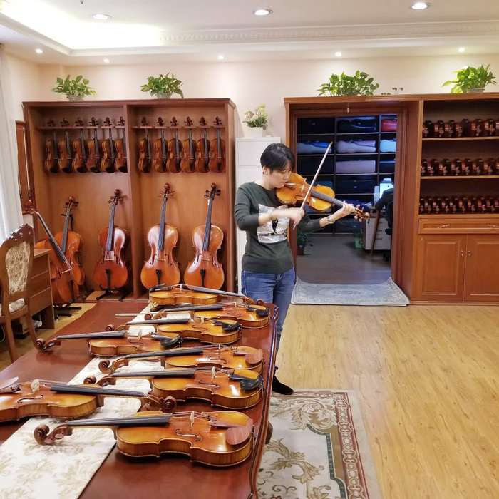 山崎老师在挑选小提琴