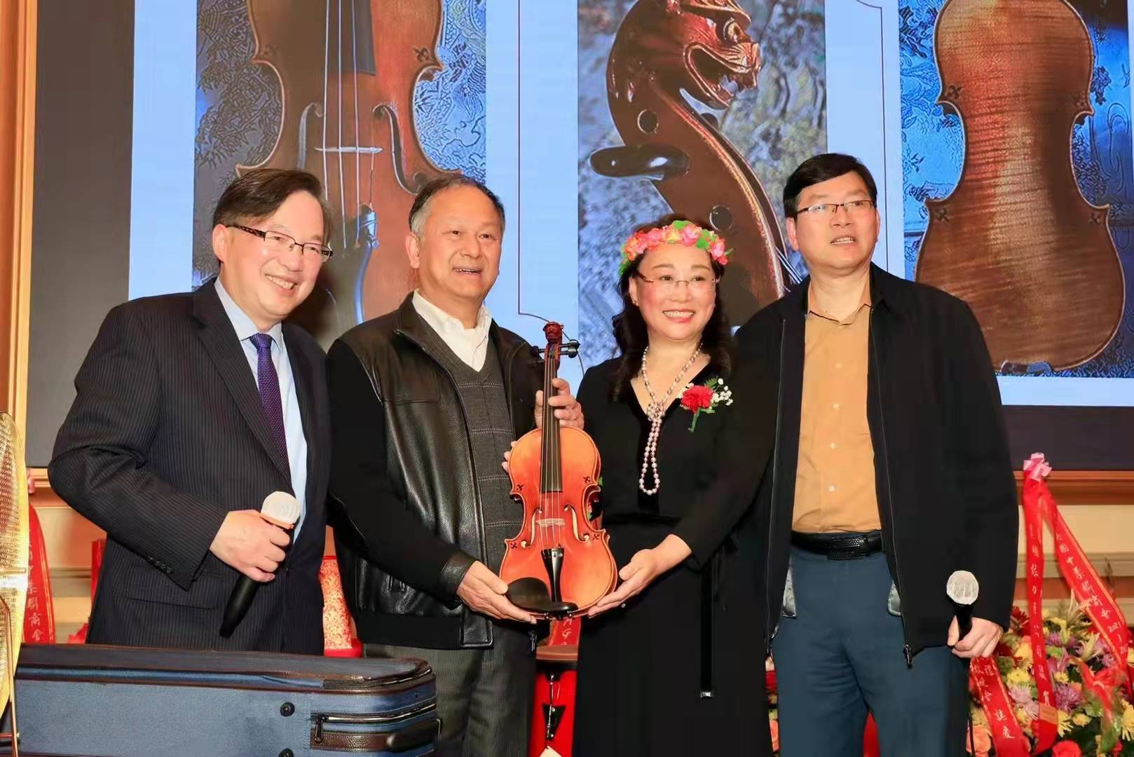 祝贺曹氏提琴850型号在加州中藥聯商會的活動中拍出五千五百美元的高價