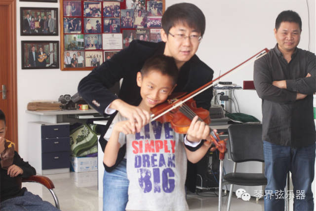 回顾 | 黄浦区一所小学学生集体到史考特曹氏提琴厂参观学习！