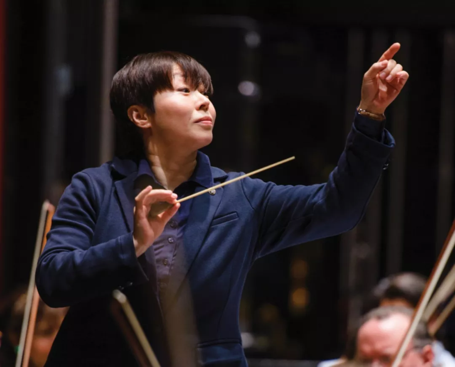在北京中央音乐学院学习后,19岁的她第一次在中国国家歌剧院指挥